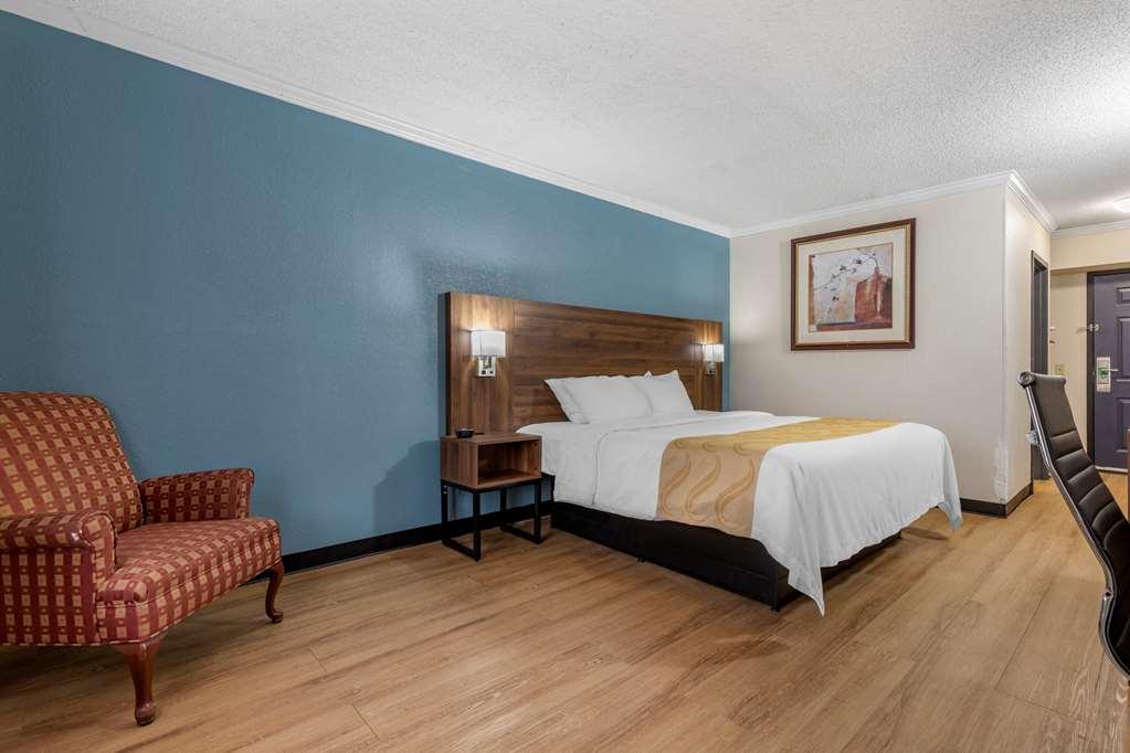 Quality Inn And Suites Ft Jackson Maingate Columbia Habitación foto